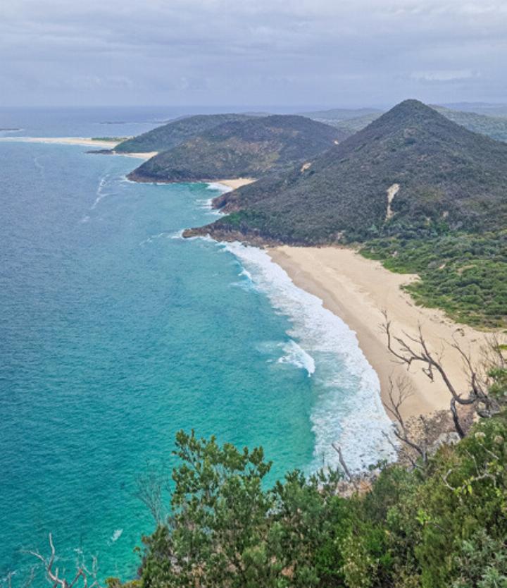 Die langen Strände werden von Buchten und Klippen unterbrochen. Bild zvg