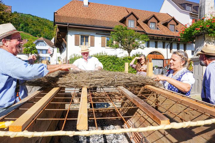 Die Flaschsstängel wurden auf dem Dorfplatz Maisprach getrocknet. Bild zvg