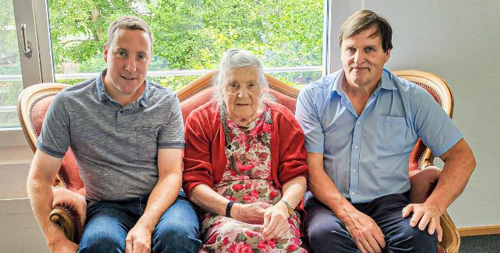 Gemeinderat Niklaus Häfelfinger (links) und 
Gemeindepräsident Ruedi Ritter besuchten 
Gertrud Stettler.
Bild zvg