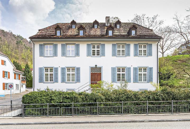 Aussenansicht der ehemaligen Bezirksschreiberei an der Hauptstrasse 21 in Waldenburg.
Bilder zvg / Jonas Hänggi, 2017 Aussenansicht der ehemaligen Bezirksschreiberei an der Hauptstrasse 21 in Waldenburg.
Bilder zvg / Jonas Hänggi, 2017