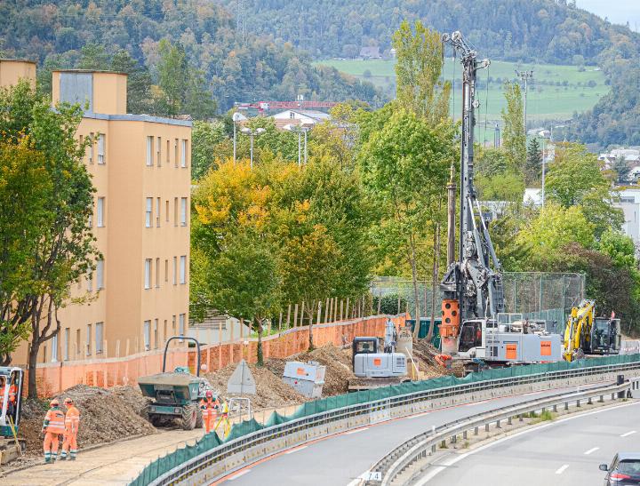 Die Bauarbeiten mit dem Fundament für die Lärmschutzwand dauern noch bis 18. Oktober. Bild svr.