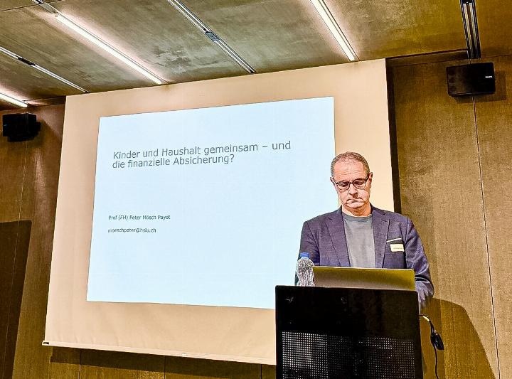 Peter Mösch Payot erklärte unter anderem, welche Risiken eine Krankheit finanziell mit sich bringen kann.
Bild Wendy Maltet