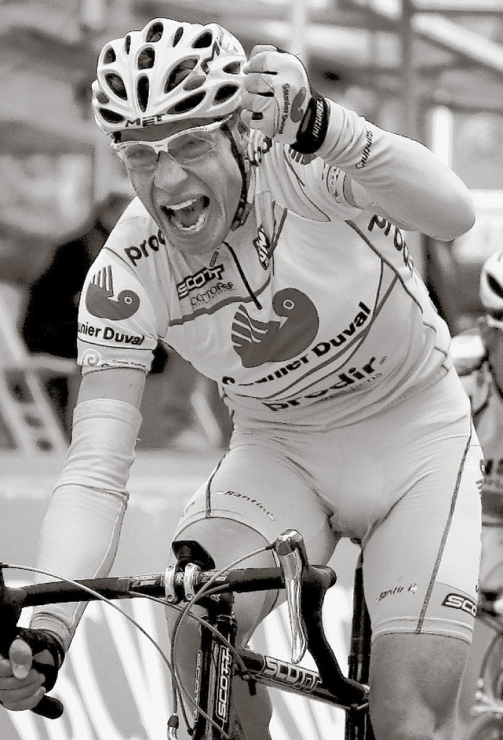 Die Zeitung war noch schwarz-weiss, als Fabian Jeker 2004 nur eine Sekunde hinter Jan Ullrich Zweiter der Tour de Suisse wurde. Bild Archiv vs