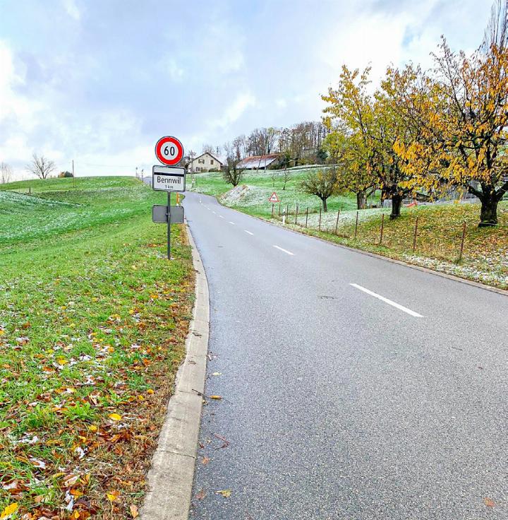 Praktisch nur zu Beginn gerade: Die Kantonsstrasse in Oberdorf, die über die Anhöhen in unübersichtlichen Kurven nach Bennwil führt. Bild André Frauchiger
