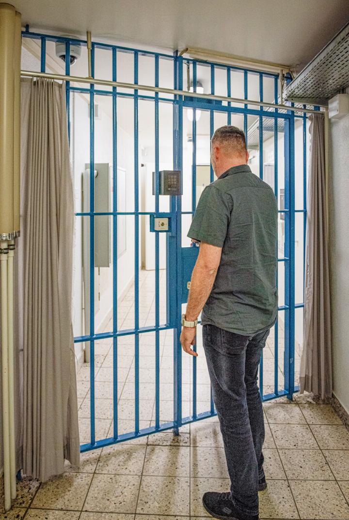 Der Leiter des Gefängnis Sissach schliesst eine Tür auf – die Ein richtung ist karg und der Alltag der Insassen ist häufig langweilig. Bild sep.