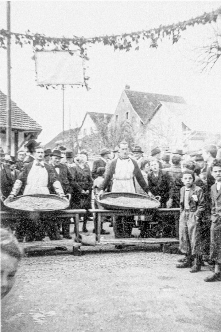 Eierleset in Wenslingen, 1935.
Bild Archiv vs /Archiv Heinz Spinnler