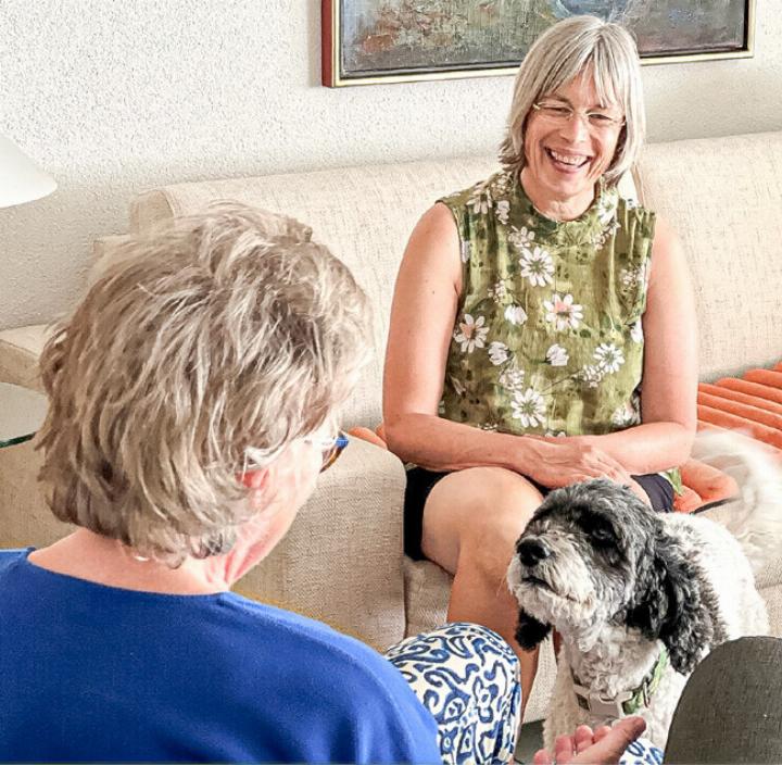 «Wir haben es immer gut miteinander.» Bei den wöchentlichen Besuchen zwischen der Freiwilligen Frau Pauli und der Seniorin Margarete Haag darf Hündin Mila nicht fehlen.
Bild zvg