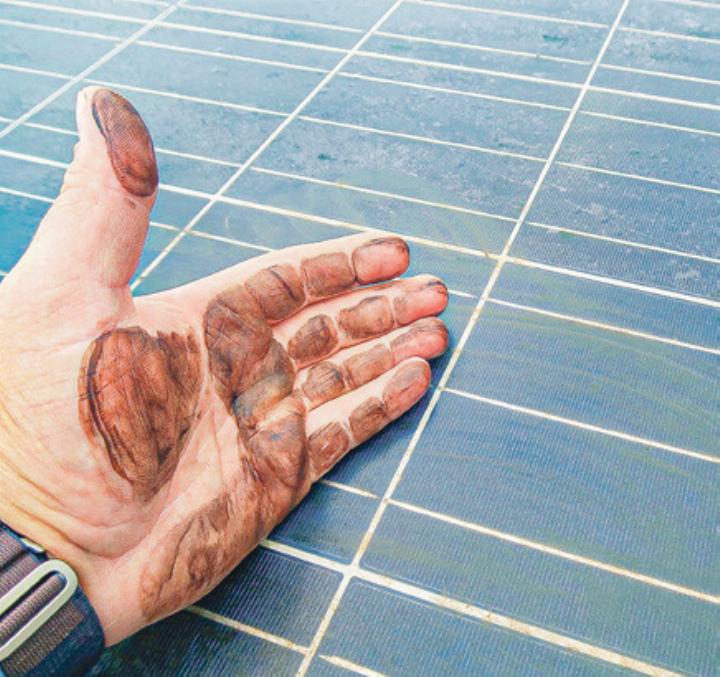 Dreckige Solarzellen können verschiedene Ursachen haben: Es kann Kot, aber auch Saharastaub sein. Bild zvg