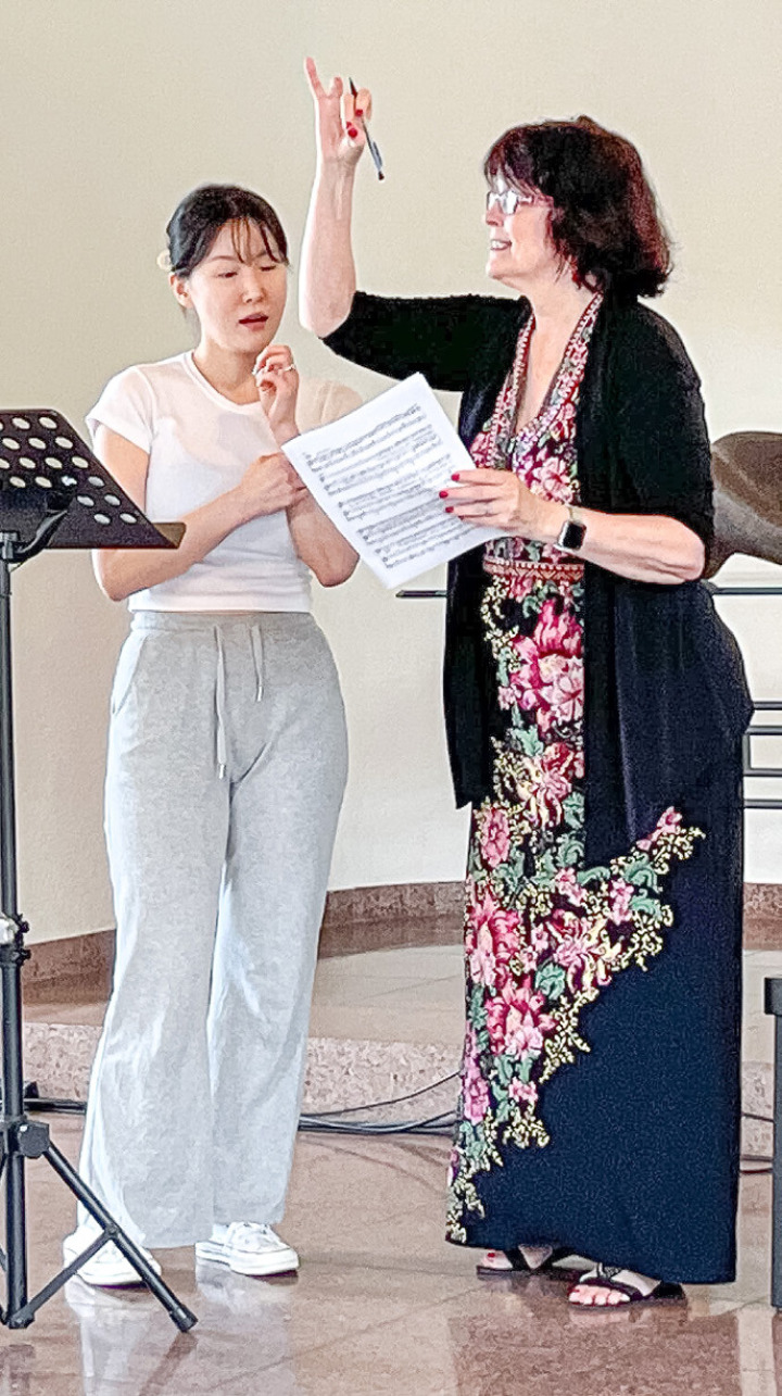 Kursleiterin Jennifer Larmore mit Teilnehmerin Woorin Kim aus Südkorea (links).
Bild Brigitte Keller