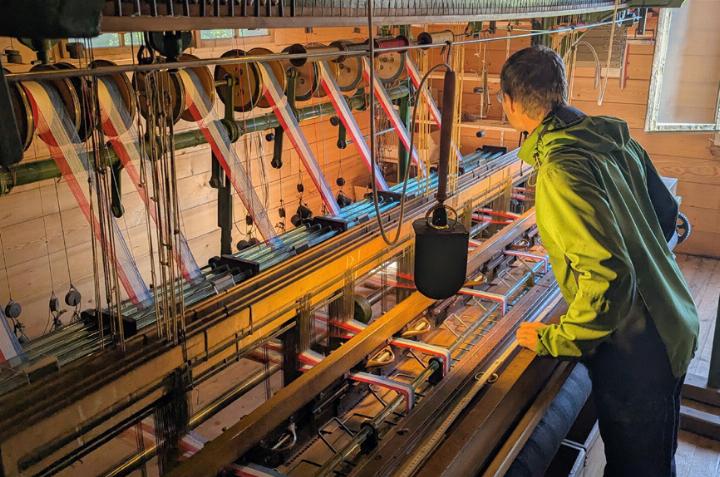 Der Band-Webstuhl produziert Bänder in den Gelterkinder Wappenfarben.
Bild zvg