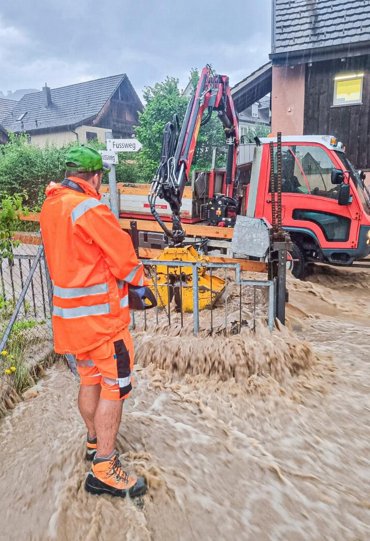 Die Gemeinde Arisdorf sowie Hersberg und Giebenach wurden im Juni von starken Regenfällen überrascht – Strassen verwandelten sich in Bäche. Bild zvg / Gemeinde Arisdorf
