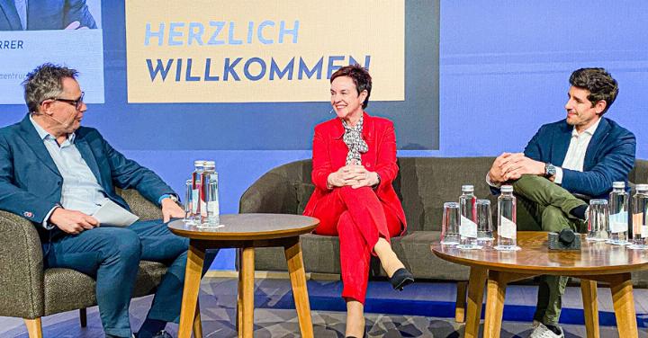Michael Köhn (links) und Marc Scherrer von der Wirtschaftskammer sprachen mit Regierungsrätin Monica Gschwind über die Berufsbildung. Bild Willi Wenger