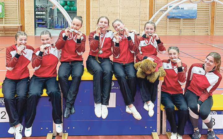 Der Erfolg scheint zu schmecken: Athletinnen des TV Liestal mit ihren Medaillen. Bild zvg