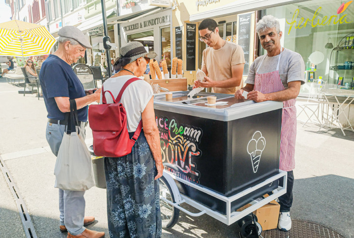 Jeden Samstagmorgen sind Zaher Bou Aram (rechts) und Nabil Haidar mit ihrem Glacewagen am Genussmarkt in Liestal anzutreffen. Bilder Sander van Riemsdijk