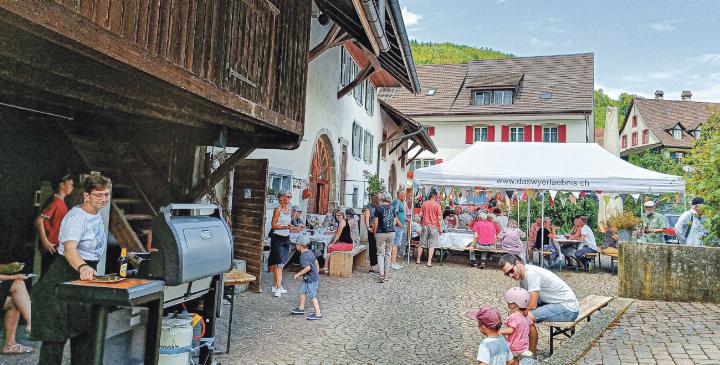 Bei Urs Imhof kam die Dorfbevölkerung fürs Sommercafé zusammen. Bild zvg / Stephan Schöttli