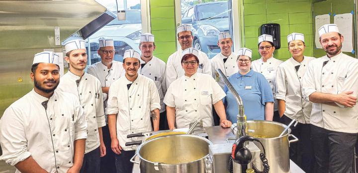 Ist jeden Tag dafür besorgt, die Gäste kulinarisch zu verwöhnen: das Küchenteam des Zentrum Ergolz. Bild zvg