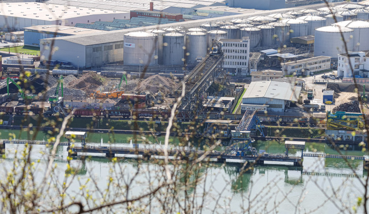 Blick vom Ausland auf das Tor der Schweiz: Der Hafen in Birsfelden steht symbolisch für die engen wirtschaftlichen Verflechtungen mit dem Ausland. Die «Zämme in Europa»-Initiative bedient sich der gleichen Symbolik. Bild Archiv vs