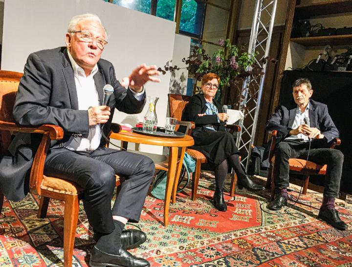 Marcel Tanner (links) und Cécile Bühlmann werden von Ueli Mäder befragt. Bild Jürg Gohl