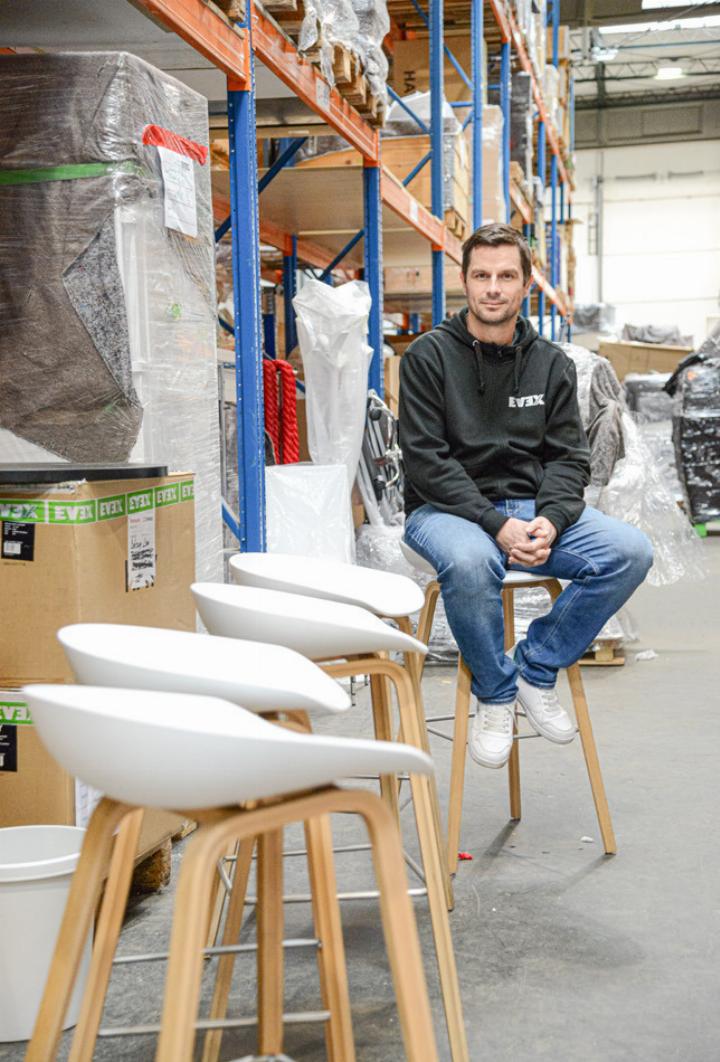 Die von Stefan Graf übernommene Evex GmbH stattet Veranstaltungen jeder Art mit Mobiliar aus. Im Lager in Pratteln lagern wohl 5000 Möbelstücke.
Bild ch.