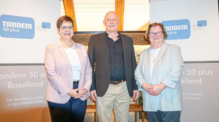 Isabelle Wyss, Claude Lachat und Sibylle Liechti am Jubiläumsanlass (von links): Sie setzen sich für ältere Stellensuchende ein. Bild Tobias Gfeller