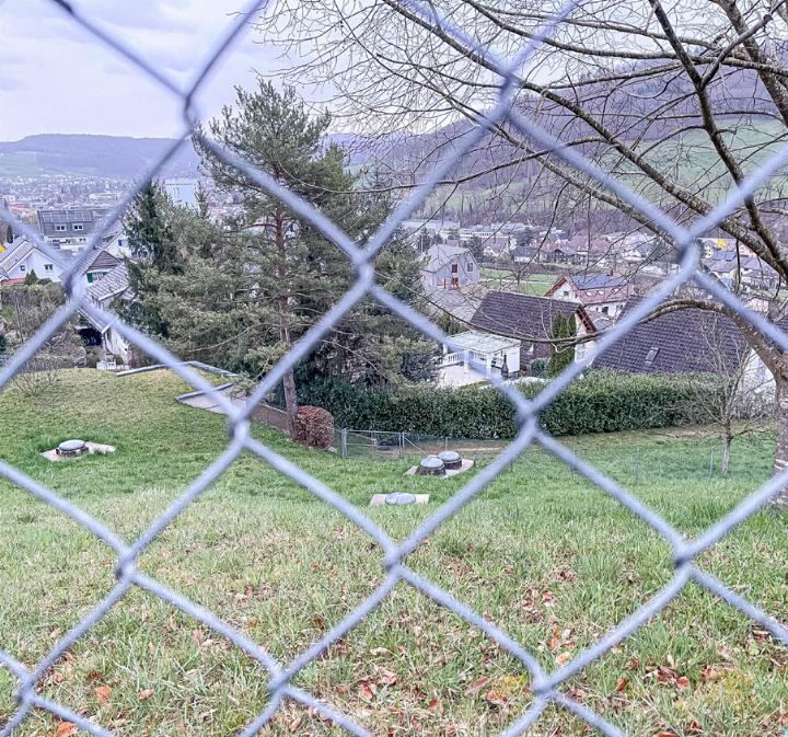 Die Parzelle an der Unteren Limbergstrasse mit dem Reservoir soll geteilt, umgezont und verkauft werden. Bild Christian Horisberger