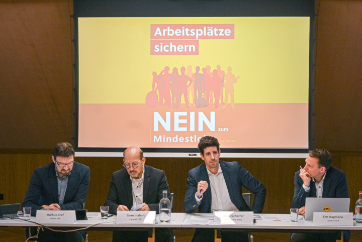 Die Landräte Markus Graf (SVP), Sven Inäbnit (FDP), Marc Scherrer («Mitte») und Tim Hagmann (GLP, von links) präsentieren ihre Argumente für ein Nein zur Mindestlohn-Initiative, über die das Baselbiet am 9. Februar abstimmt. Bild zvg