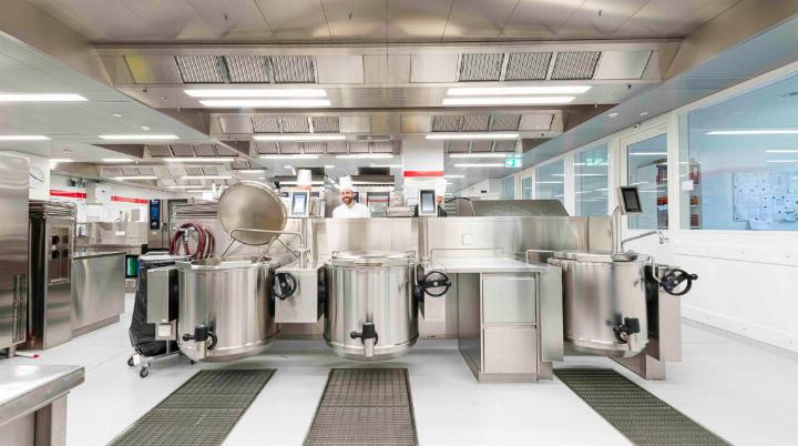 Die neue Produk- tionsküche im Spital Bruder- holz kocht auch für Liestal. Sie versorgt täglich 900 Patienten und 1200 Mitarbeitende. Bild zvg