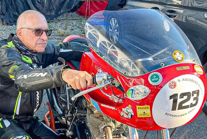 Thomas Steinmann und seine EGLI-Honda CBR 450 sind schnell unterwegs. Bild zvg