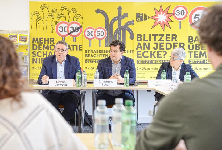 Exponenten des TCS beider Basel (Martin Dätwyler, Christoph Buser, Daniela Gaugler; von links) stimmen sich und Medienschaffende auf den Abstimmungskampf für «Tempo 30 vors Volk» ein. Bild Christian Horisberger