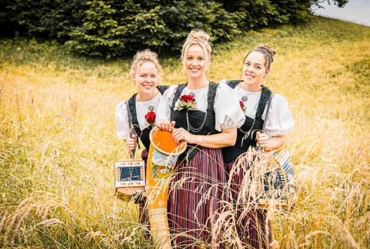 Die Geschwister Weber heute (von links): Sandra, Maya und Doris. Alle jodeln, Sandra und Doris spielen zusätzlich Schwyzerörgeli und Maya Alphorn. Bilder zvg