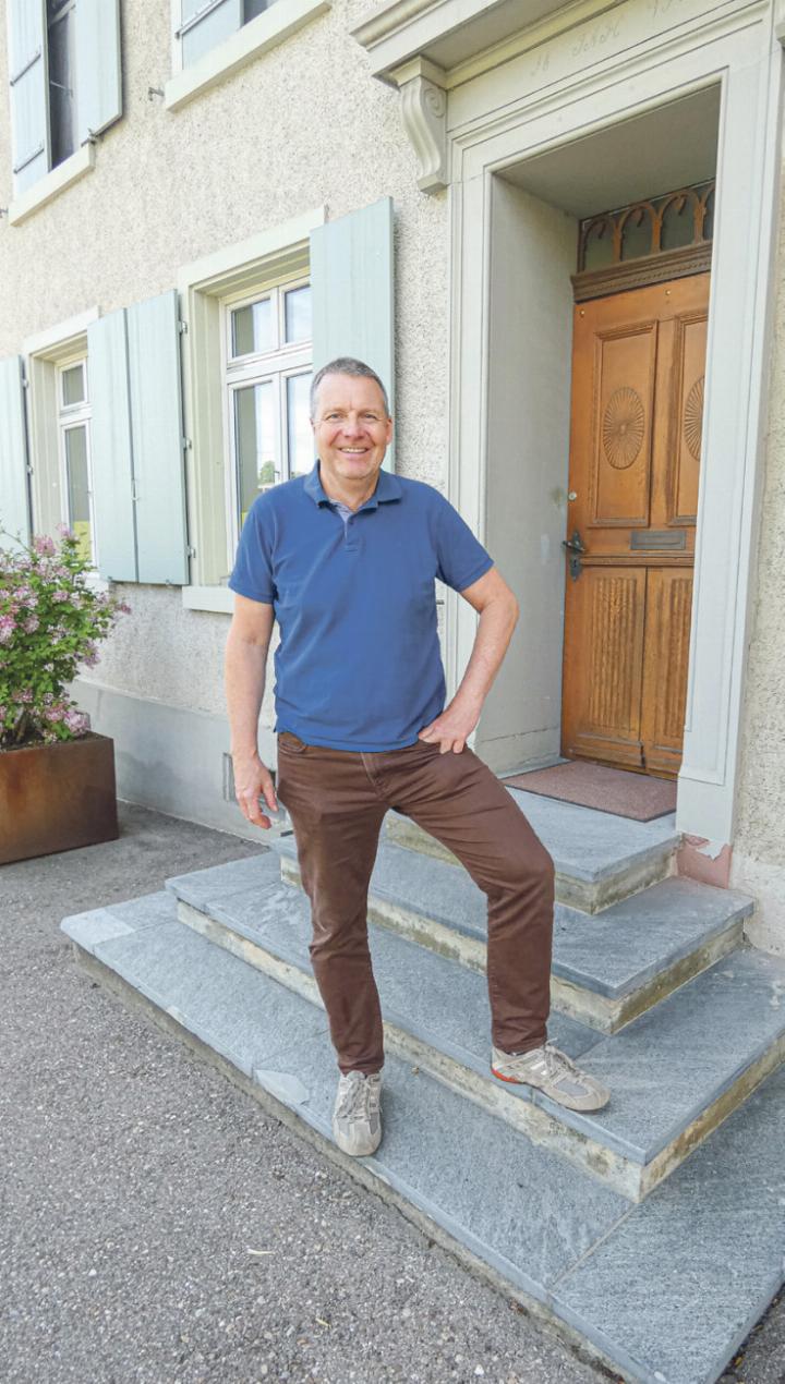 Genossenschaftspräsident Reto Gasser vor dem ehemaligen Handschin-Haus, in dem altersgerechte Wohnungen entstanden sind. Bild Paul Aenishänslin