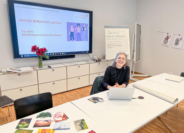 Laufbahnberaterin und Kursleiterin Maja Briner im Kursraum. Bild Marianne Ingold Laufbahnberaterin und Kursleiterin Maja Briner im Kursraum. Bild Marianne Ingold