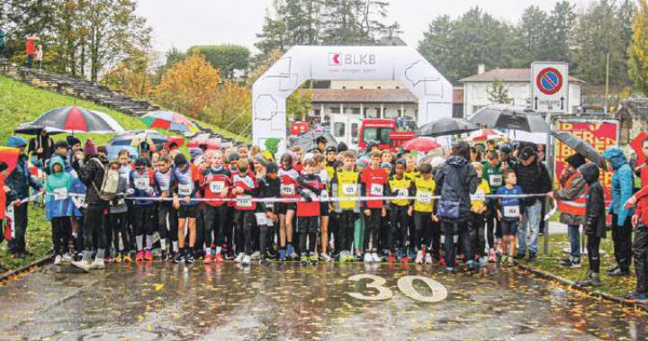 Trotz nasskalten Novemberwetters unverdrossen am Start beim diesjährigen «Augusta-Raurica-Lauf»: 588 Läuferinnen und Läufer. Bild zvg