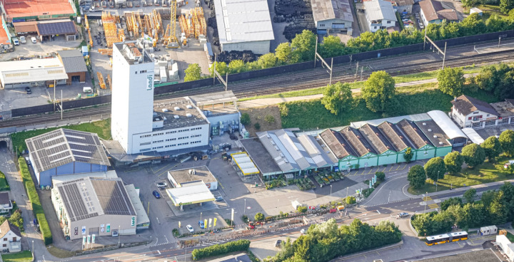 Die Grünfläche zwischen der heutigen Landi und der Bahnlinie soll gegen das Grundstück am rechten Bildrand abgetauscht werden. Bild zvg / Beat Gisin