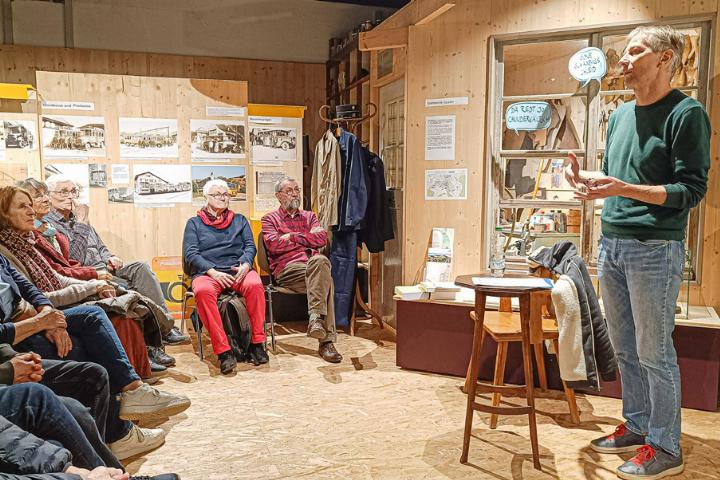 Mundartforscher Christian Schmutz erklärte verschiedene Begriffe.
Bild zvg