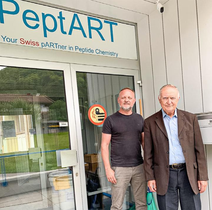 Rudolf Tanner und Sohn Raymond vor dem Haupteingang der Firma Pept-ART Bioscience. Bilder Andr Frauchiger