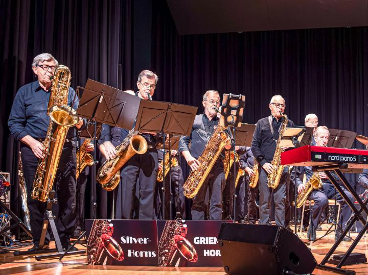 Die 70 «Silver-Horns» und «Grienhorns» spielten bei ihrem Jubiläumskonzert in Münchenstein vor mehr als 600 Zuschauerinnen und Zuschauern. Bild zvg Die 70 «Silver-Horns» und «Grienhorns» spielten bei ihrem Jubiläumskonzert in Münchenstein vor mehr als 600 Zuschauerinnen und Zuschauern. Bild zvg