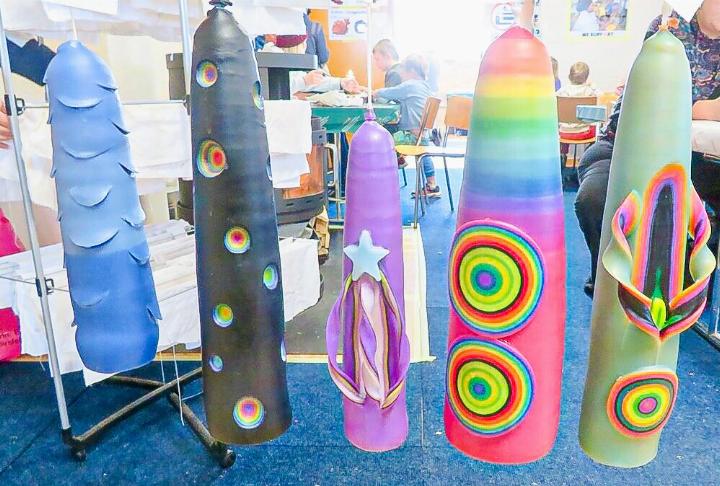 Kerzen können in 16 verschiedenen Farbtönen gezogen werden. Bild zvg