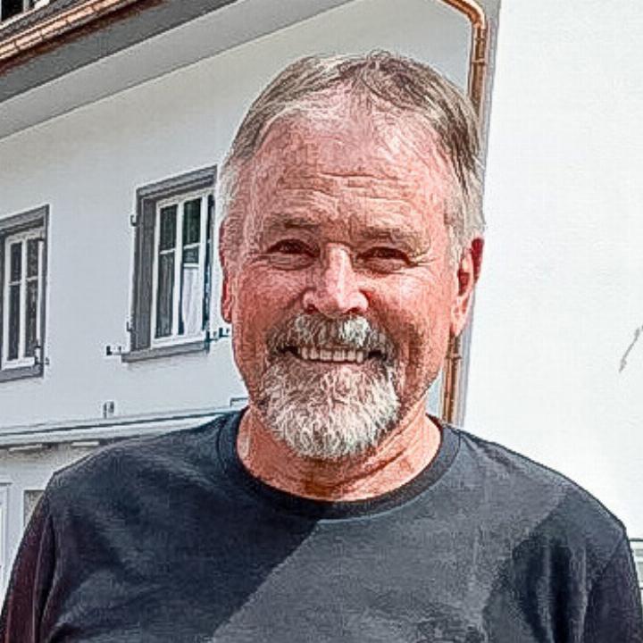 Christian Sutter, 74, Bretzwil
«Ich bin mit meinem Enkel Dominik und meinen Söhnen Christoph und Simon am Fest. Wir freuen uns über die tolle Stimmung und die freundlichen Menschen, die hier einander begegnen, sowie über das vielseitige musikalische und kulinarische Angebot. Es freut mich besonders, dass das Schweizer Brauchtum mit Jodeln und Alphornblasen gepflegt wird. Einzig negativ wahrgenommen habe ich den Shuttlebus-Betrieb, der hat am Freitag nicht immer ganz geklappt, am Samstag aber bestens.»