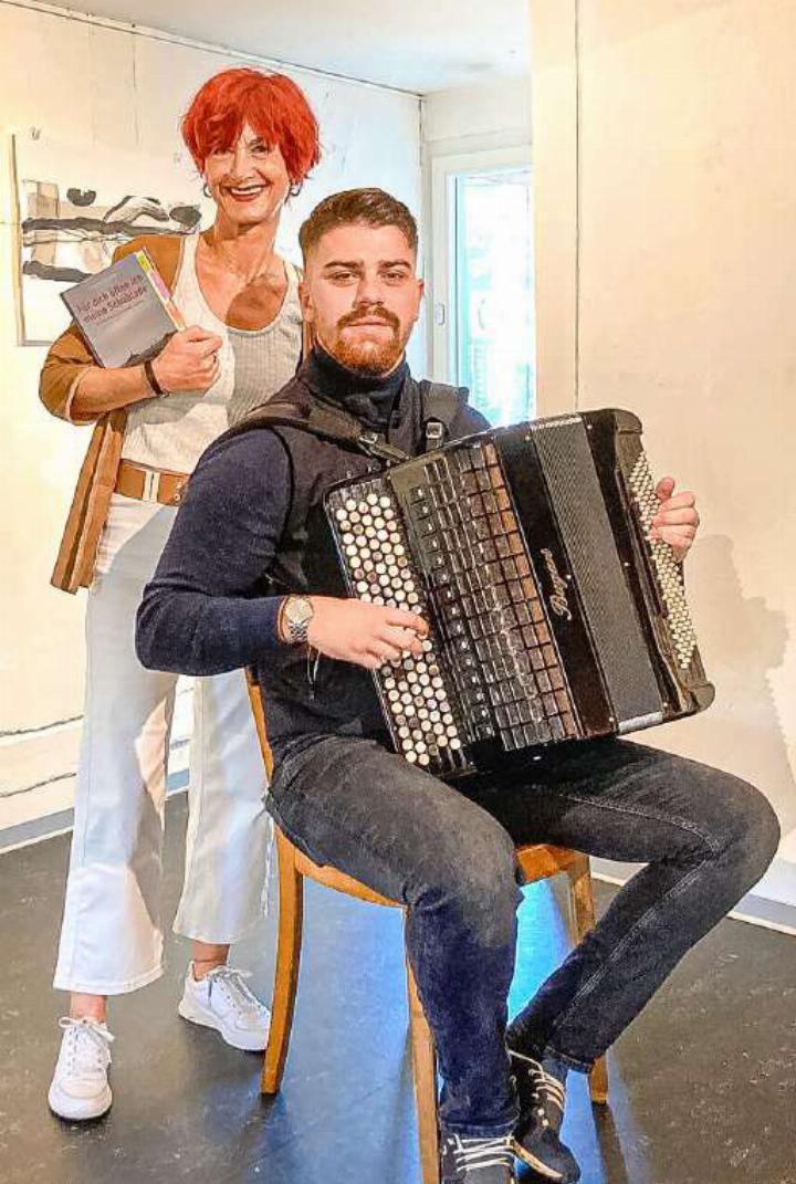 Autorin Annemarie Morgenegg und Akkordeonist Dejan Škundric laden gemeinsam in den «Cheesmeyer». Bild zvg