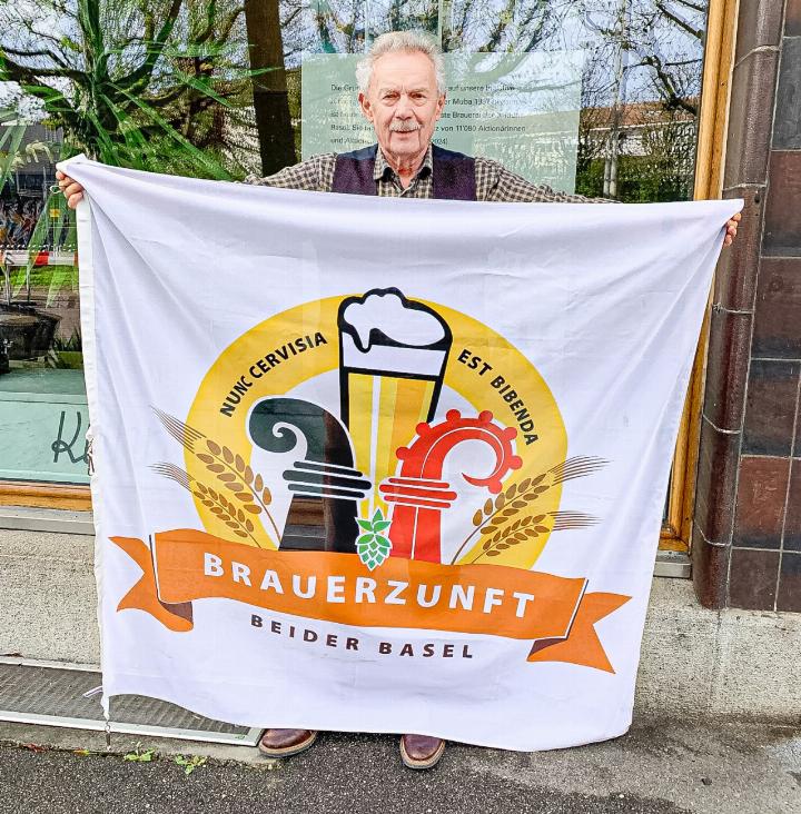 Präsentation der Brauerzunft-Fahne durch Meister Istvan Akos.
Bild fra. Präsentation der Brauerzunft-Fahne durch Meister Istvan Akos.
Bild fra.