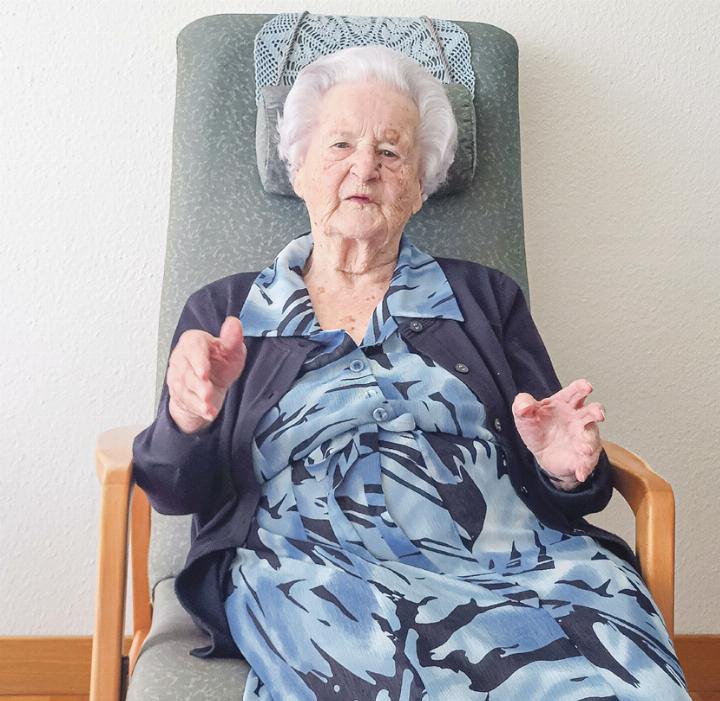 Auch im fortgeschrittenen Alter eine 
brillante Erzählerin: Cécile Völlmin, langjährige Bewohnerin des Zentrums Ergolz.
Bild zvg