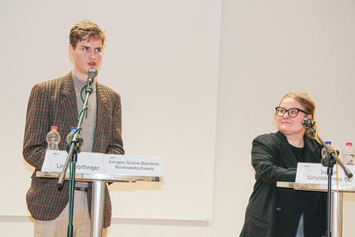 Linus Dörflinger und Eileen Fischer wollen junge Menschen für die Politik begeistern – auch durch das «Stimmrechtsalter 16». Bild Tobia Benaglio