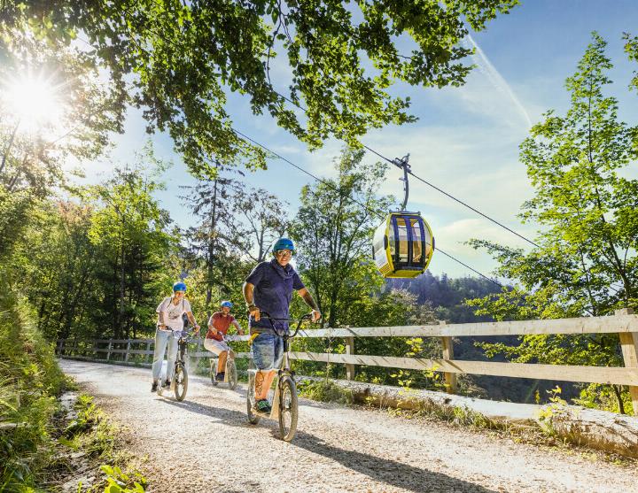 Mit der Seilbahn lässt es sich nach oben und mit dem «Trotti» nach unten fahren. Bild zvg