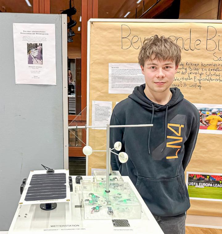 Alessandro Frei und seine Wetterstation. Bilder Aline Grieder Alessandro Frei und seine Wetterstation. Bilder Aline Grieder