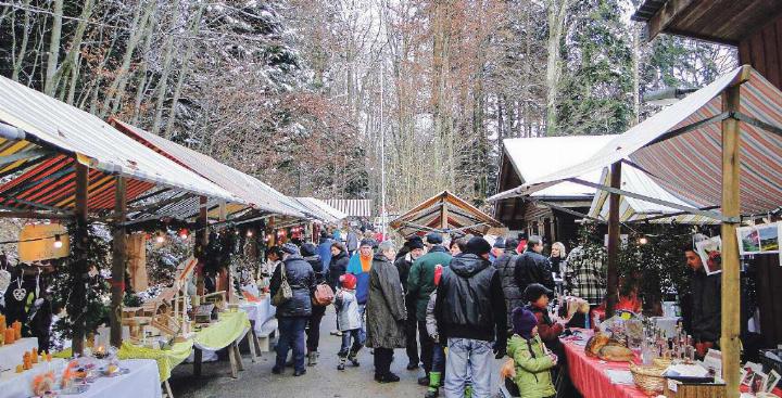 Bei der Waldhütte findet zum 15. Mal der Wald-Weihnachtsmarkt statt. Bild zvg
