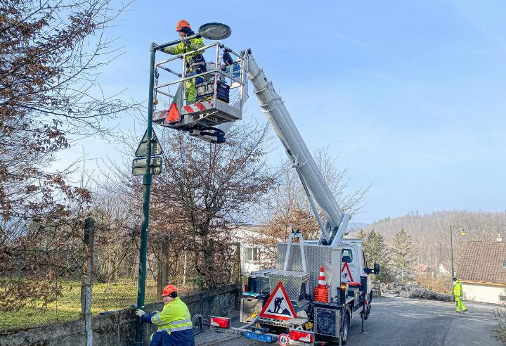 Die Arbeiter beim Montieren der LED-Lichtmittel. Bilder Willi Wenger