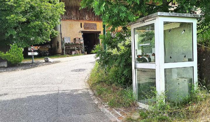 Das Telefonhäuschen an der Dorfstrasse wurde vor fünf Jahren ausser Betrieb genommen. Bild Luana Güntert