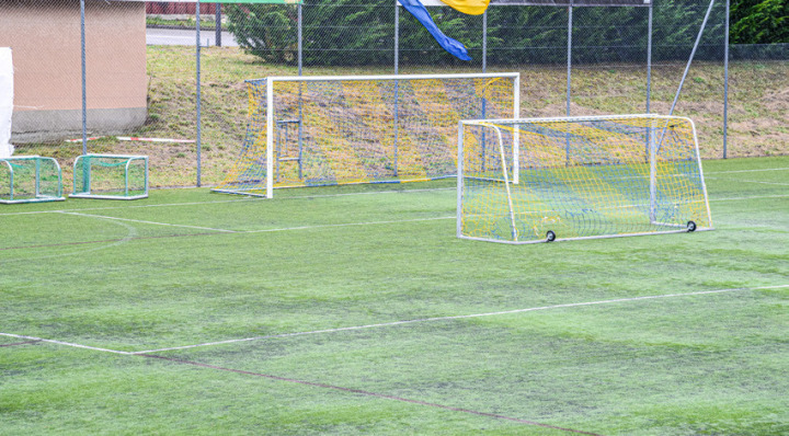 Der Kunstrasen auf dem Sportplatz z’Hof hat schon bessere Zeiten gesehen. Der Abstimmungskampf um die Investition ist eröffnet. Bild Christian Horisberger