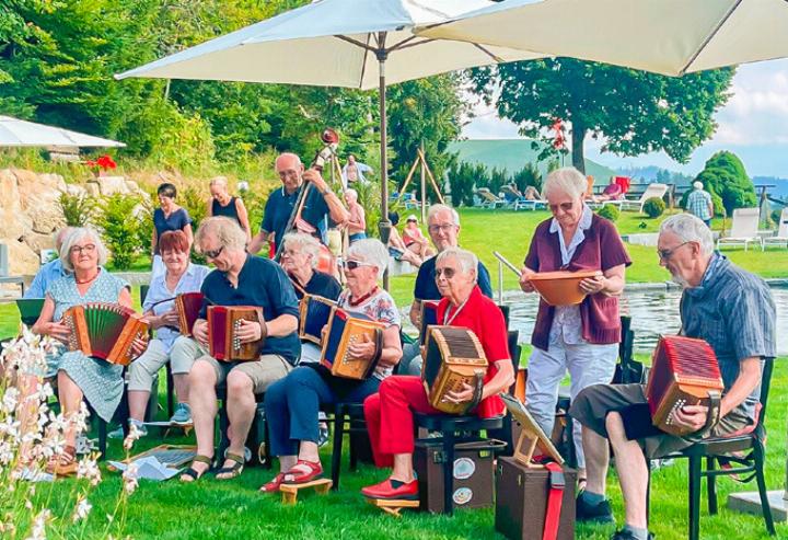 Die Musikantinnen und Musikanten aus dem gaben auf der Lüderenalp ein spontanes 
Konzert.
Bild zvg